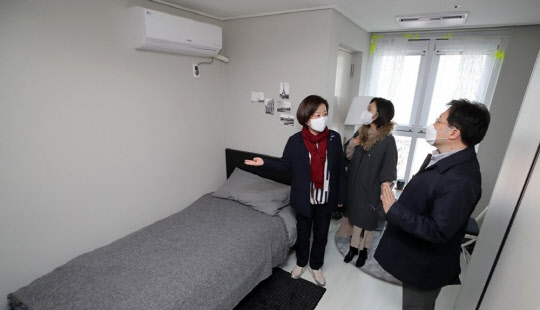 진선미(왼쪽) 더불어민주당 미래주거추진단장이 24일 서울주택도시공사(SH)의 청신호 프로젝트 2호인 서울 구로구 오류동 '숲에리움' 행복주택 내부를 둘러보고 있다. <연합뉴스>